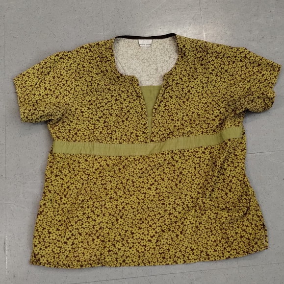 White Swan Women XL Floral V Neckline Short Sleeve Woman's Nurse Scrub Top - Picture 2 of 11